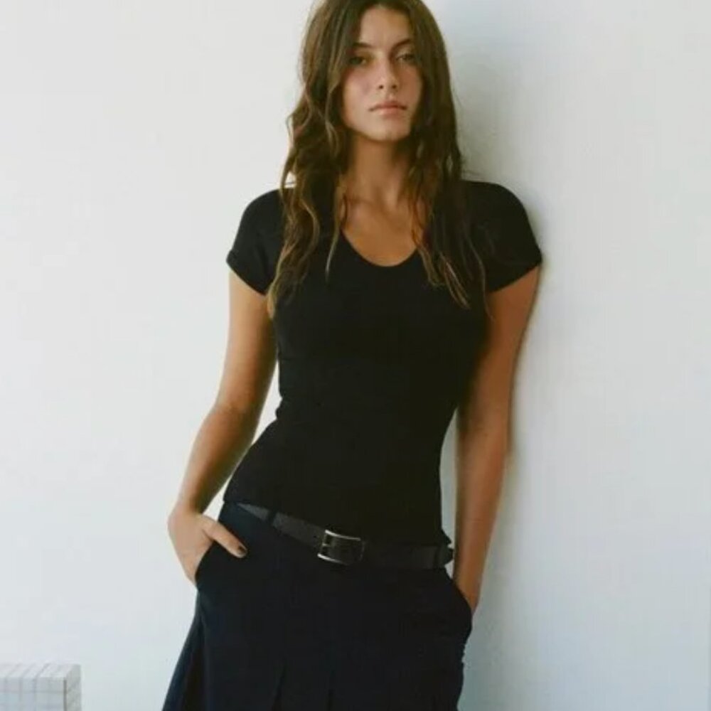 (never worn) ZARA RIBBED V-NECK T-SHIRT BLACK fits like an XSmall